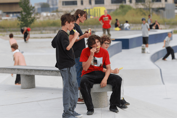 Jugendliche auf dem Skateboardplatz