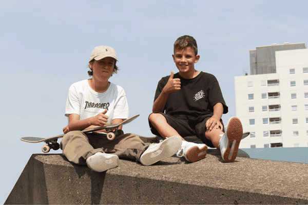 Kinder mit Skateboard