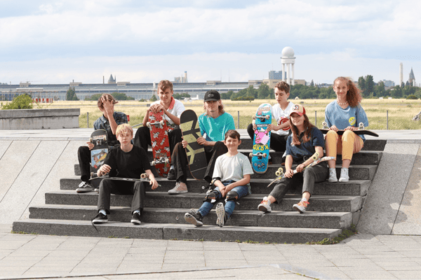 Kinder beim Skateboardfahren