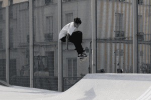 Kind mit Skateboard in der Luft im Skatecamp Mailand