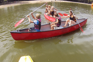 Kinder in einem Boot
