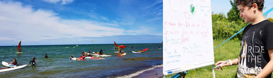 Surfer im Meer und Junge beim Surfunterricht