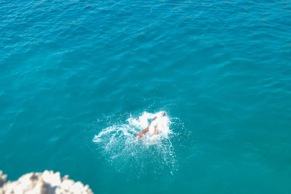 Schwimmen im Meer im Erlebniscamp Spanien