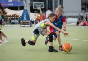 Kinder am Basketballspielen