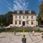Das Schloss Leizen mit seinem Volleyballplatz