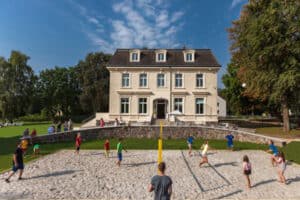 Das Schloss Leizen mit seinem Volleyballplatz