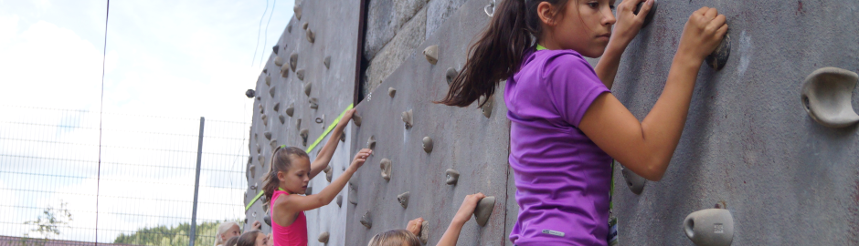 Mädchen beim Bouldern an der Wand