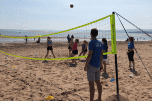Jugendliche spielen Volleyball am Strand in den Feriencamps an der Ostsee