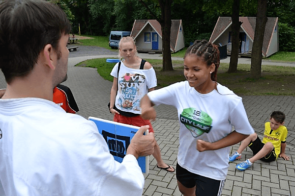 Mädchen lernt den richigen Faustschlag im Kampfsportcamp