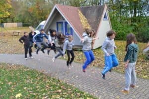 Kinder spielen mit Springseil