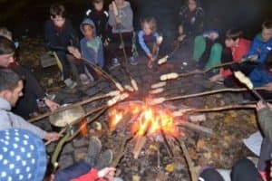 Kinder sitzen am Feuer Ferienlager bei Nürnberg