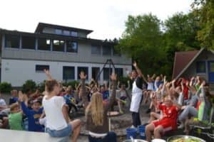 Kinder und Betreuer lassen Tag gemeinsam ausklingen