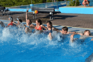 Kinder im Schwimmbad