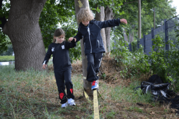 Jungen auf Slackline im Outdoorcamp