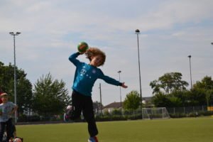 Kind spielt Handball
