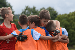 Zusammenhalt beim Fußball von Kindern