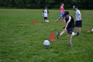 Junge schießt mit Fußball