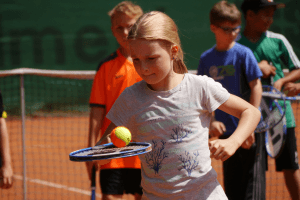 Sportcamp mit Tennis spielen in den Feriencamps München