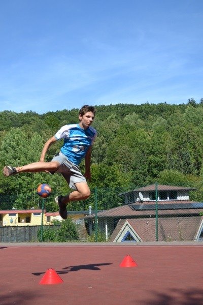 Wachse über dich hinaus und erlerne im Handball Training coole Tricks