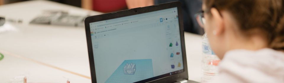 Mädchen vorm Computer