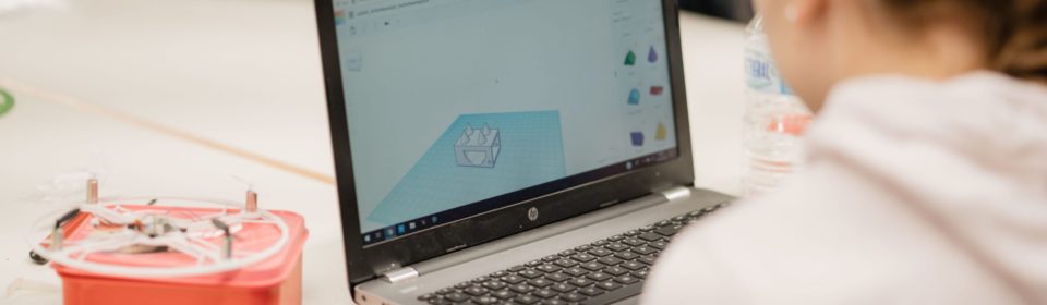 Mädchen vor Computer