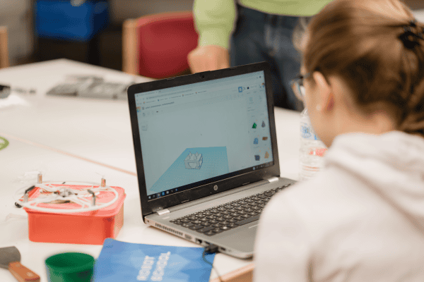 Mädchen vor einem Computer im Python Programmiercamp