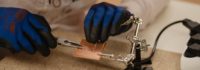 Handschuhe und Zange
