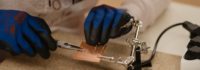 Handschuhe und Zange