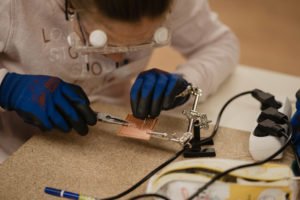 Handschuhe und Zange im Python Programmiercamp