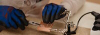 Handschuhe und Zange
