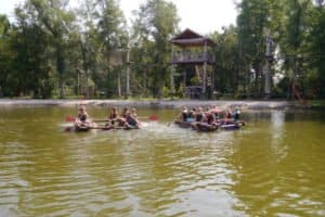 Kinder am Paddeln auf dem wasser