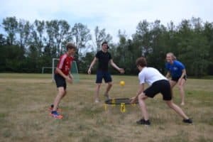 Jungs spielen zu viert