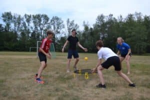 Kinder spielen Spikeball