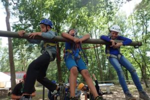 Kinder klettern im Kletterwald im Adventurecamp Walsrode