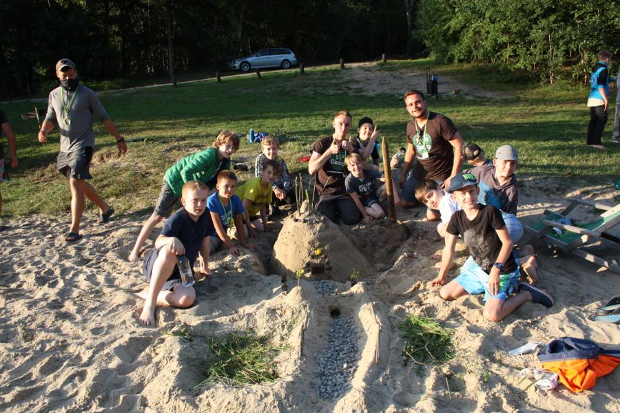 Kinder spielen im Sand