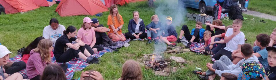 Kinder zelten auf der Kanu Tour