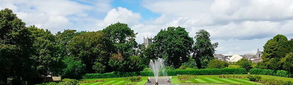 Springbrunnen mit Park