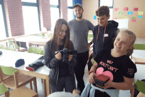 Gruppe schaut sich Bilder an