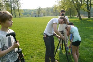 Kamera wir auf Wiese positioniert für das Filmcamp in Oberstdorf