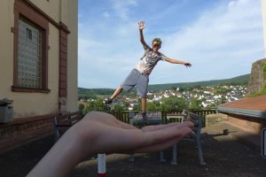 Junge wandert auf Hand Illusion