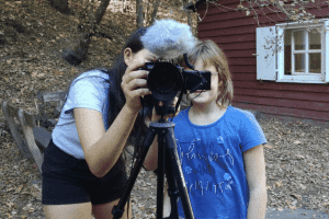 Mädchen filmen mit Kamera