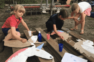 Kinder basteln Pferdeköpfe im Englisch Reitcamp ohne Übernachtung