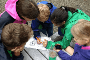 Kinder auf Schatzsuche