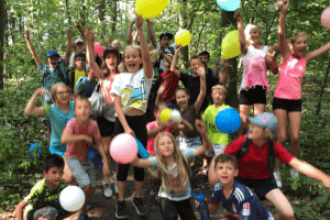 Gruppenfoto mit fröhlichen Kindern