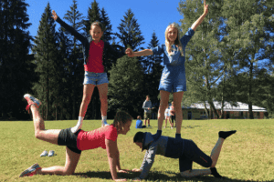 Menschenpyramide auf einer Wiese