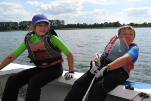 Kinder sitzen auf Segelschiff