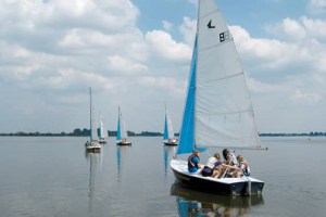 Segeln auf einem See im Englisch Segelcamp