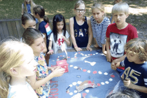 Kinder spielen Brettspiel