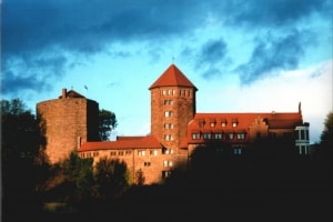 Burg Rieneck in der Abenddämmerung