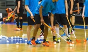 Kinder am Floorball spielen